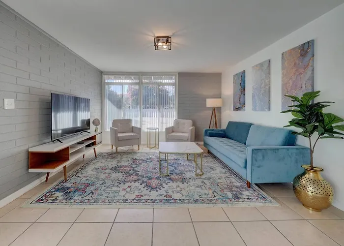 1 Bedroom Uptown With Pool Apartment