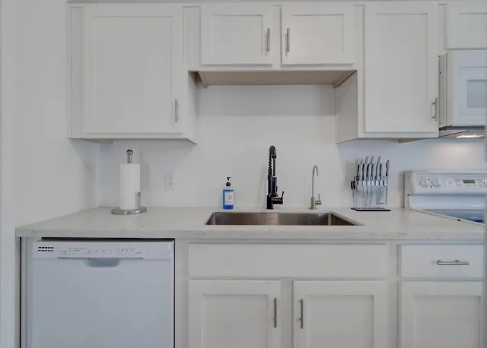 Apartment 1 Bedroom Uptown With Pool