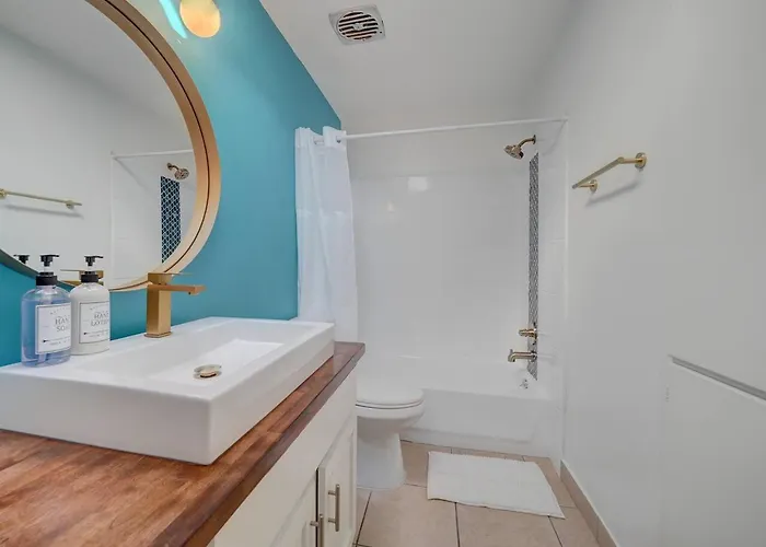 Apartment 1 Bedroom Uptown With Pool *