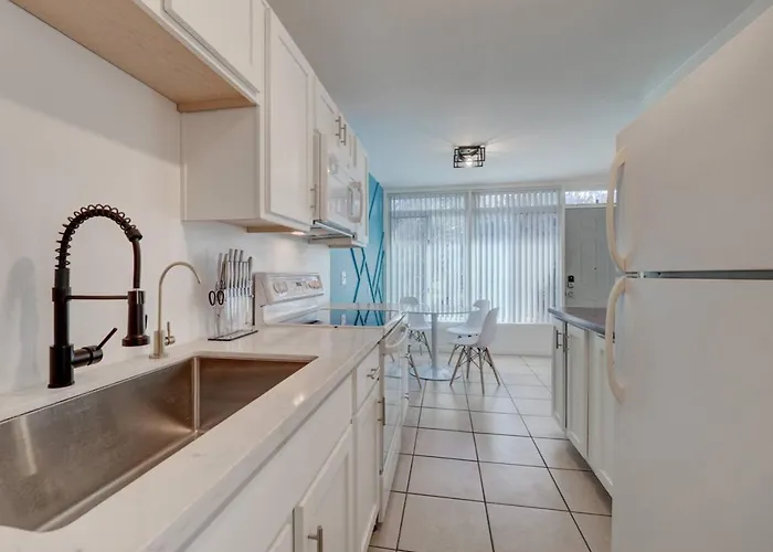1 Bedroom Uptown With Pool *