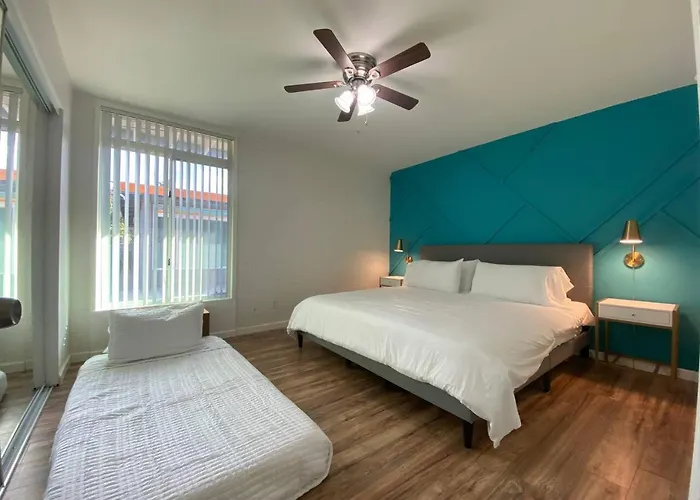 1 Bedroom Uptown With Pool Apartment *