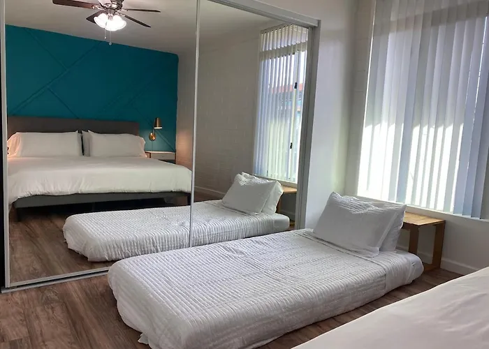 1 Bedroom Uptown With Pool * Phoenix